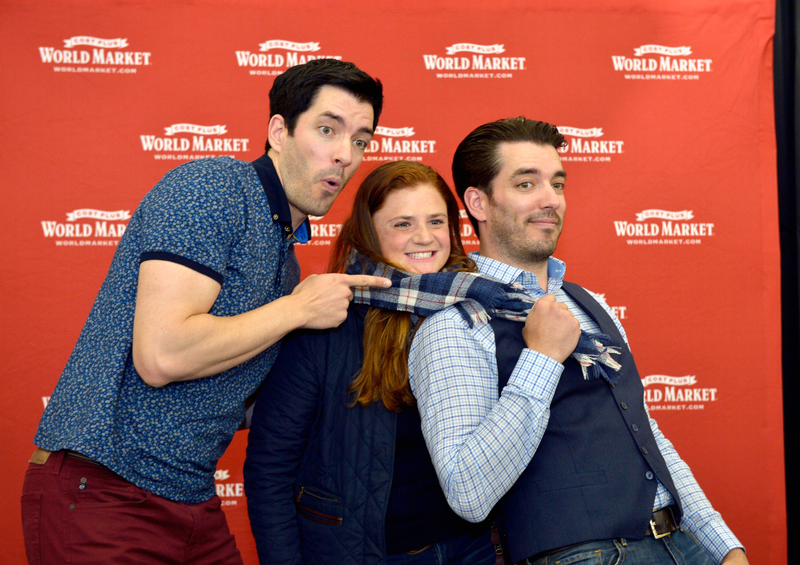 Illustration for article titled Photos of the Property Brothers Posing
